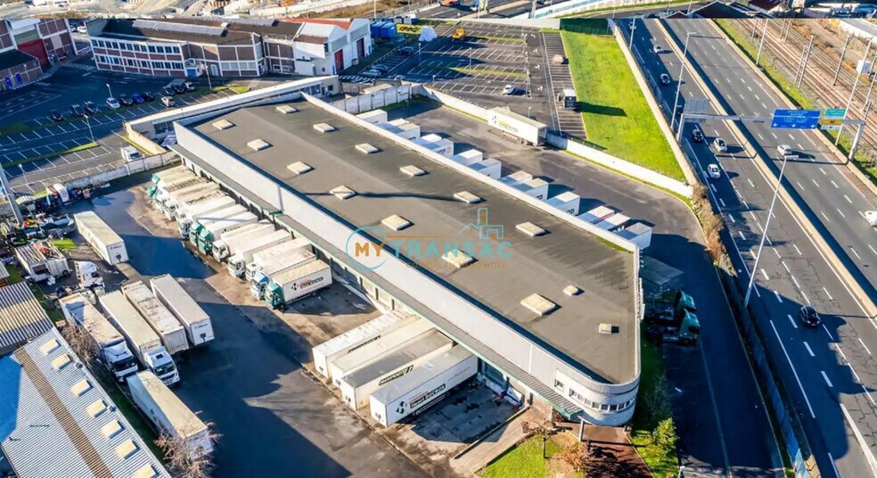 Local d’activités dans La Courneuve à louer - Photo de l’immeuble – Image 2 sur 5