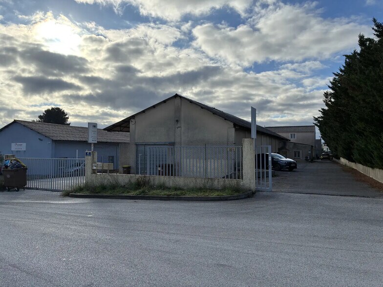 Local d’activités dans Le Muy à louer - Photo de l’immeuble – Image 1 sur 5
