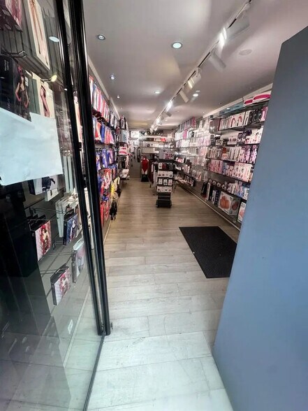 Local commercial dans Paris à louer - Photo intérieure – Image 1 sur 3