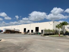 8620 NW LTC Pky, Port Saint Lucie, FL à louer Photo de l’immeuble– Image 2 sur 4