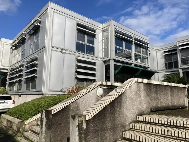 Local d’activités dans Sucy-en-Brie à louer - Photo de l’immeuble – Image 1 sur 8