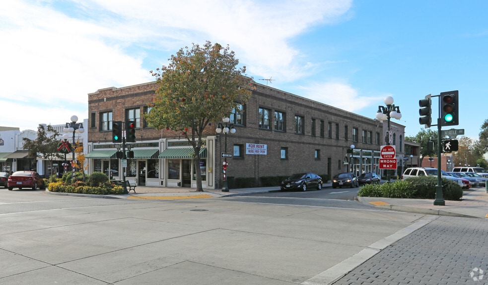 106 W Lime Ave, Monrovia, CA à louer - Photo principale – Image 1 sur 13