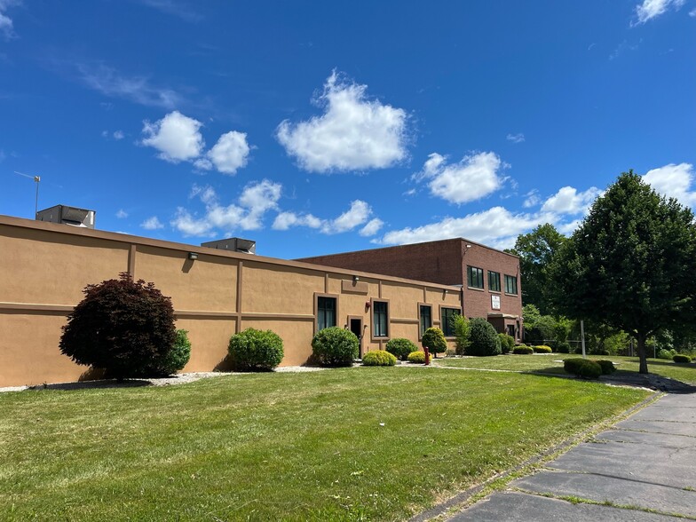 128 Old Brickyard Ln, Berlin, CT à louer - Photo de l’immeuble – Image 3 sur 13