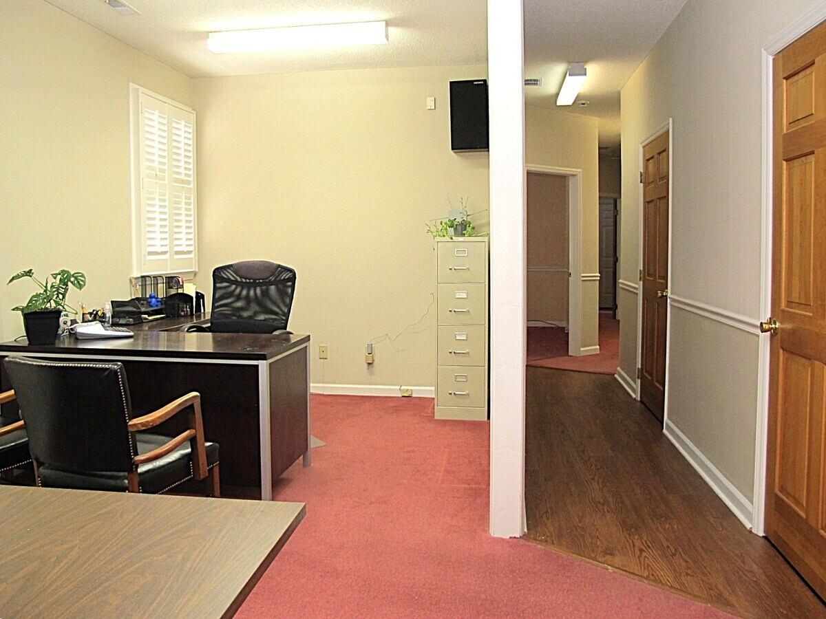 1365 Westgate Center Dr, Winston-Salem, NC 27103 - Lot J-1 - - Photo intérieure - Image 2 of 12