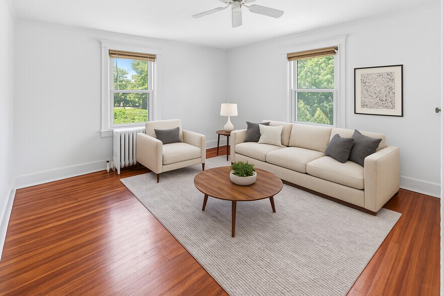 12 Hawkins Ave, Center Moriches, NY à vendre - Photo de l’immeuble – Image 3 sur 22