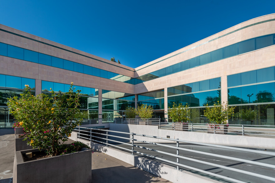 5550 Topanga Canyon Blvd, Woodland Hills, CA à vendre - Photo de l’immeuble – Image 3 sur 19