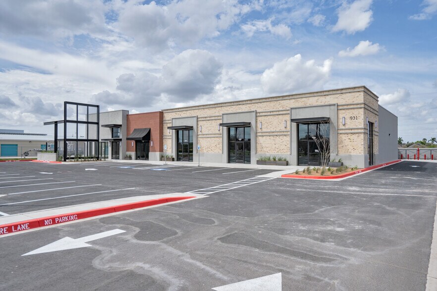 931 S McColl Rd, Edinburg, TX à louer - Photo de l’immeuble – Image 2 sur 8