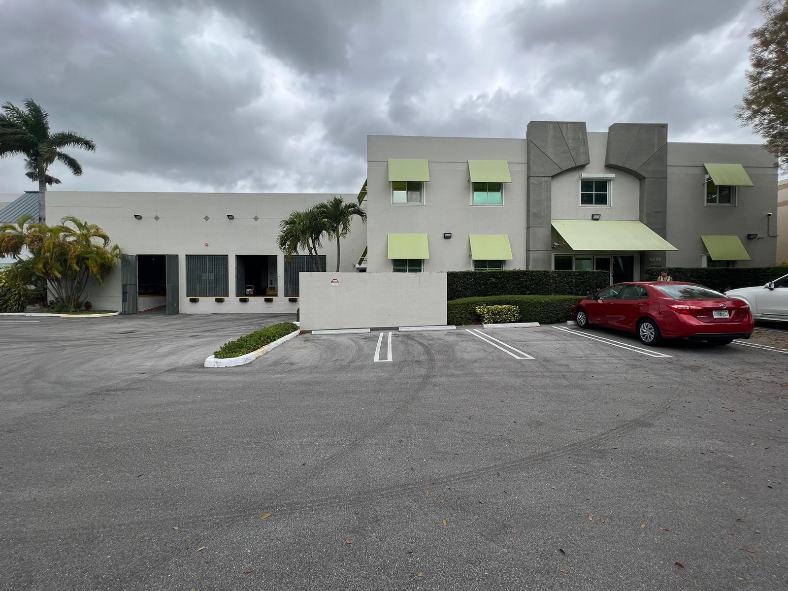 8299 NW 30th Ter, Doral, FL à louer Photo de l’immeuble– Image 1 sur 13