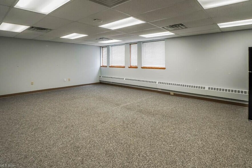 4974 Higbee Ave NW, Canton, OH à louer - Photo de l’immeuble – Image 3 sur 18