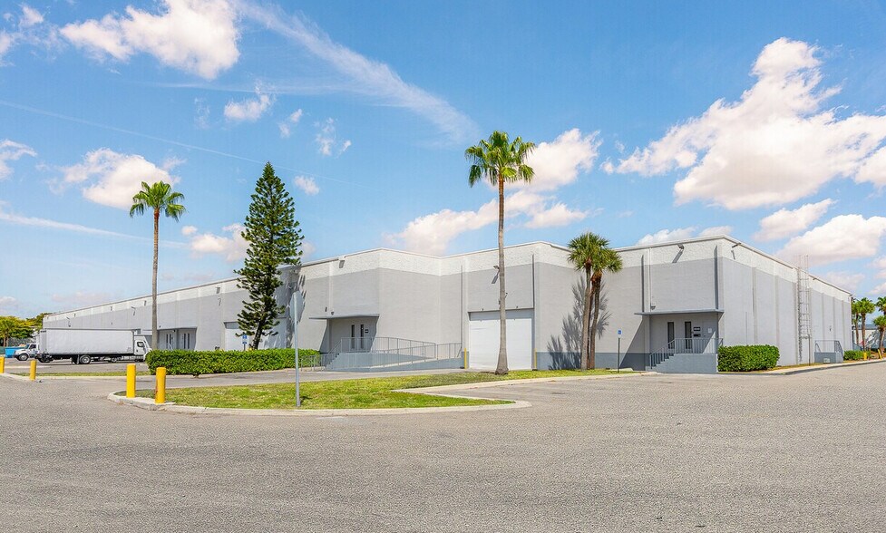 7950-7966 NW 14th St, Miami, FL à louer - Photo de l’immeuble – Image 2 sur 16