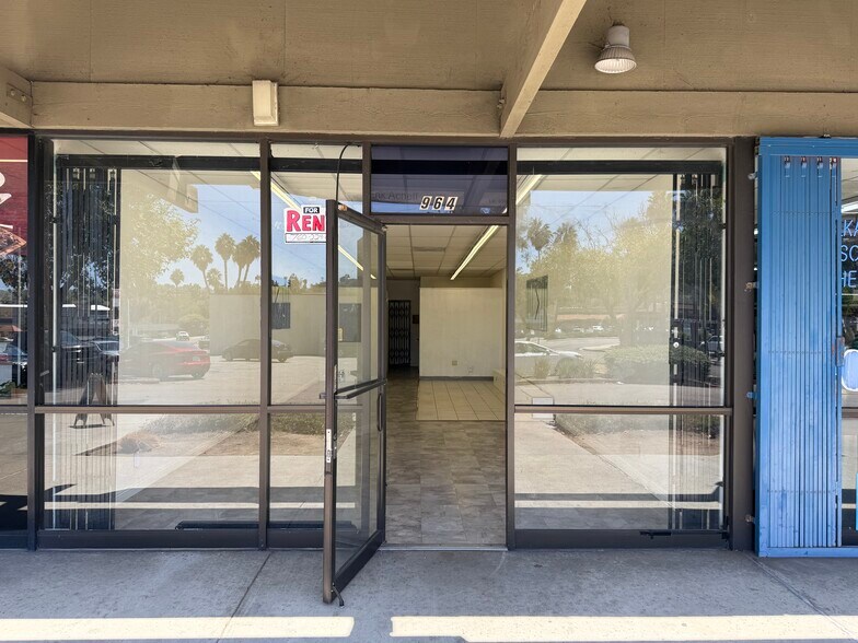962-966 S Santa Fe Ave, Vista, CA à louer - Photo de l’immeuble – Image 1 sur 10