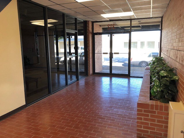 312 E Illinois Ave, Midland, TX à louer - Photo intérieure – Image 2 sur 14