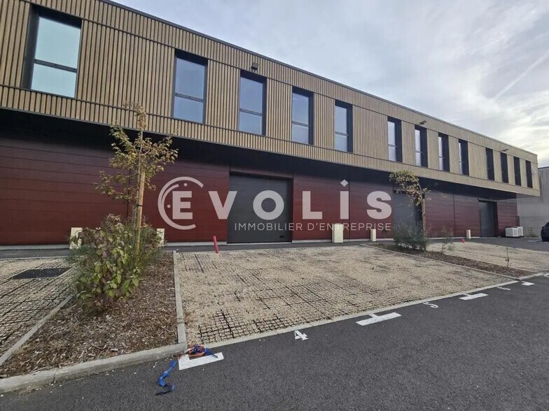 Local d'activités dans Marcoussis à vendre - Photo de l’immeuble – Image 3 sur 10