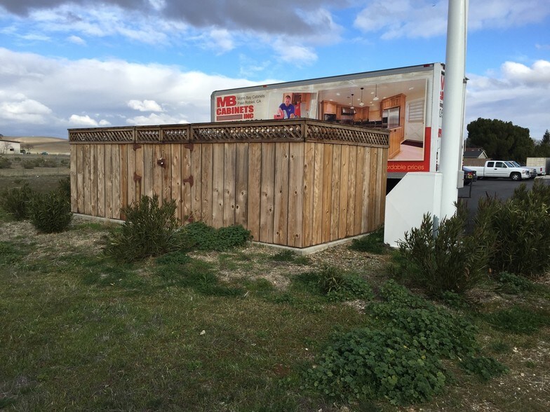 1720 Commerce Way, Paso Robles, CA à louer - Photo de l’immeuble – Image 1 sur 12
