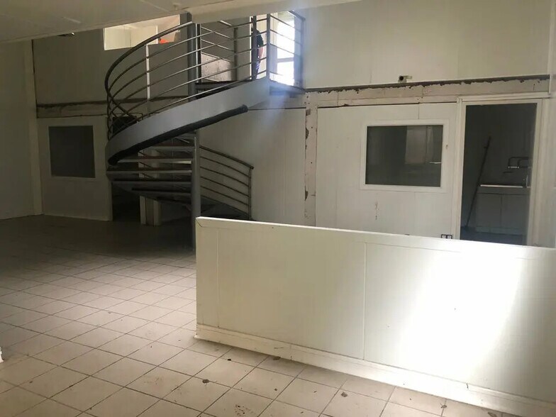 Local d’activités dans Landivisiau à louer - Photo intérieure – Image 3 sur 12