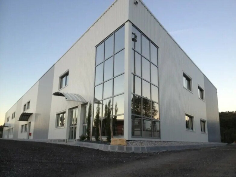 Local d’activités dans Vourles à louer - Photo de l’immeuble – Image 1 sur 9