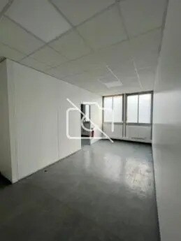 Industriel/Logistique dans Coignières à louer - Photo de l’immeuble – Image 3 sur 5