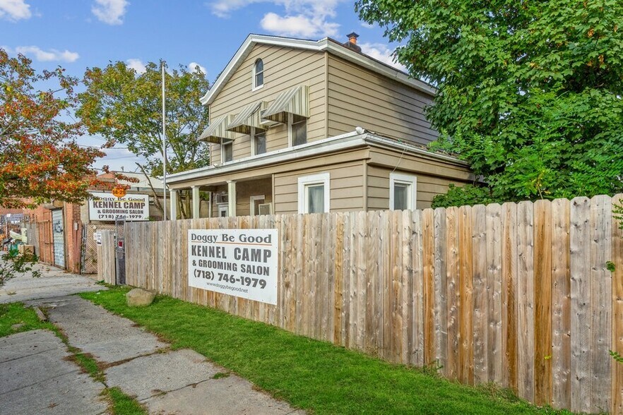 14-27 128th St, College Point, NY à louer - Photo de l’immeuble – Image 3 sur 9