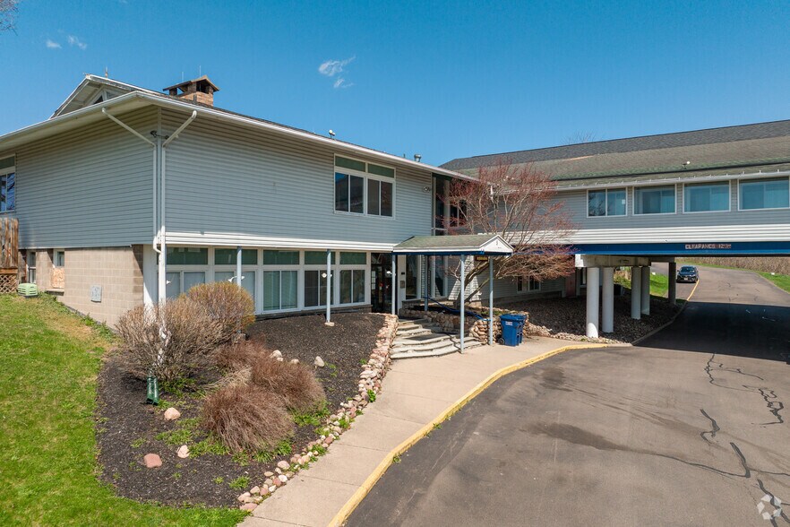 6108 Loomis Rd, Farmington, NY à louer - Photo de l’immeuble – Image 1 sur 11