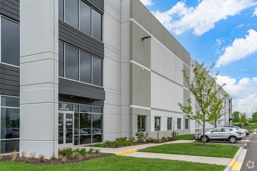 537 Discovery Dr, West Chicago, IL à louer - Photo de l’immeuble – Image 1 sur 10