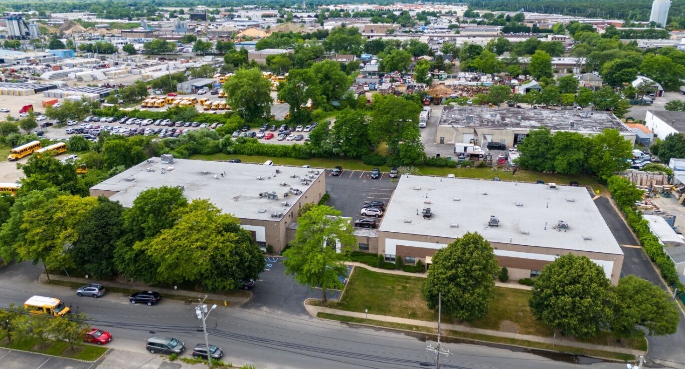 60-70 Cleveland Ave, Bay Shore, NY à louer Photo principale– Image 1 sur 12