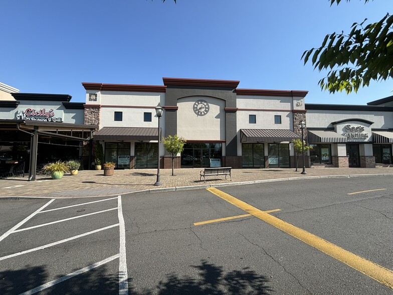 1251 E McAndrews, Medford, OR à louer - Photo de l’immeuble – Image 2 sur 40