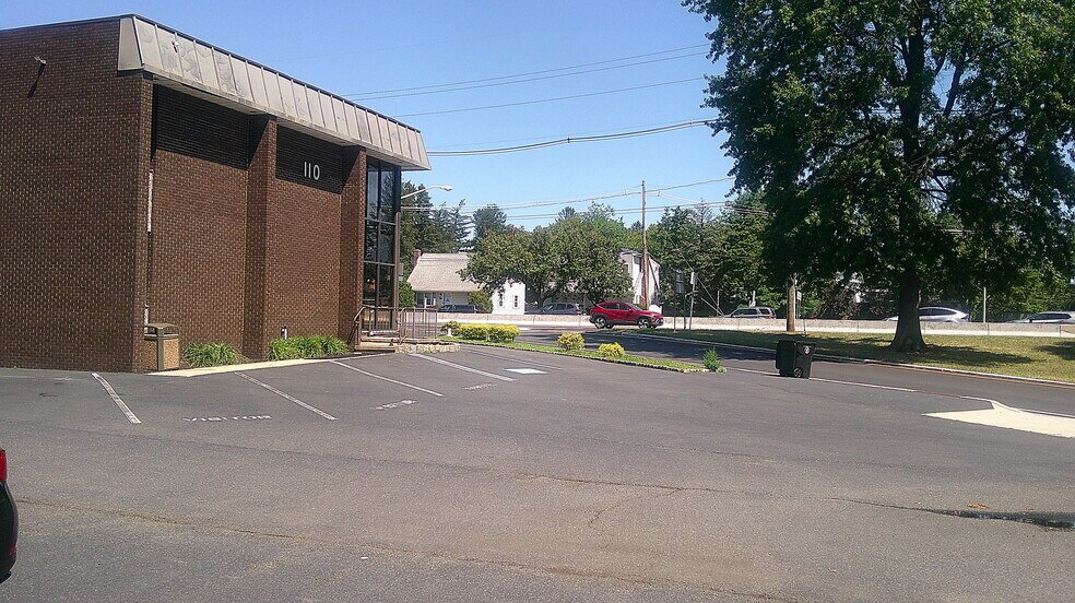 110 Route 35, Red Bank, NJ à louer - Photo de l’immeuble – Image 3 sur 7