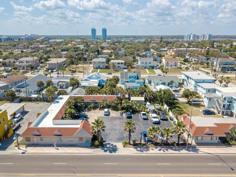 735 N Atlantic Ave, Daytona Beach, FL à vendre - Photo de l’immeuble – Image 2 sur 14