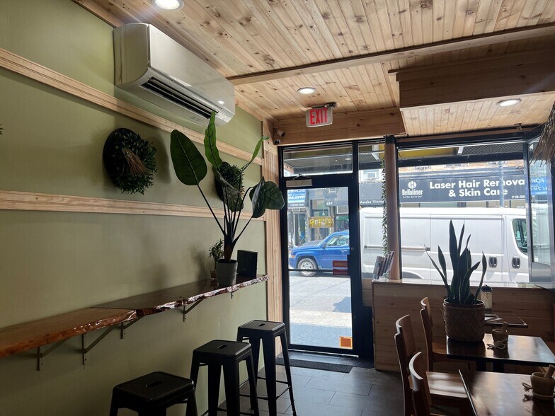 685 Manhattan Ave, Brooklyn, NY à louer - Photo de l’immeuble – Image 1 sur 5