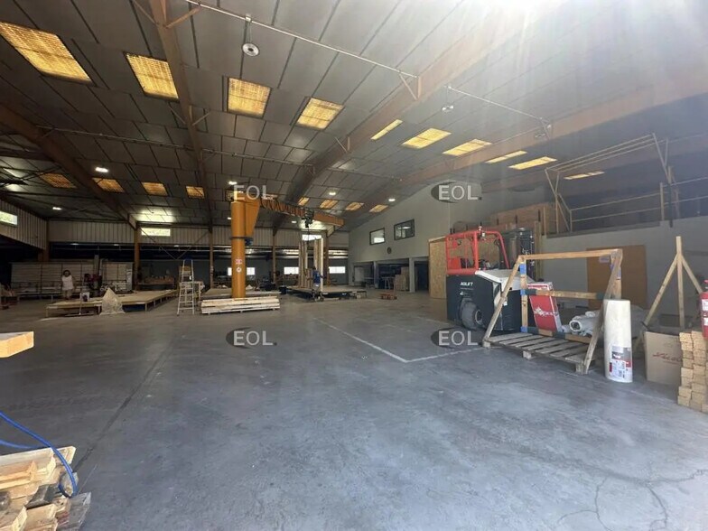 Local d’activités dans Miramas à louer - Photo de l’immeuble – Image 2 sur 5