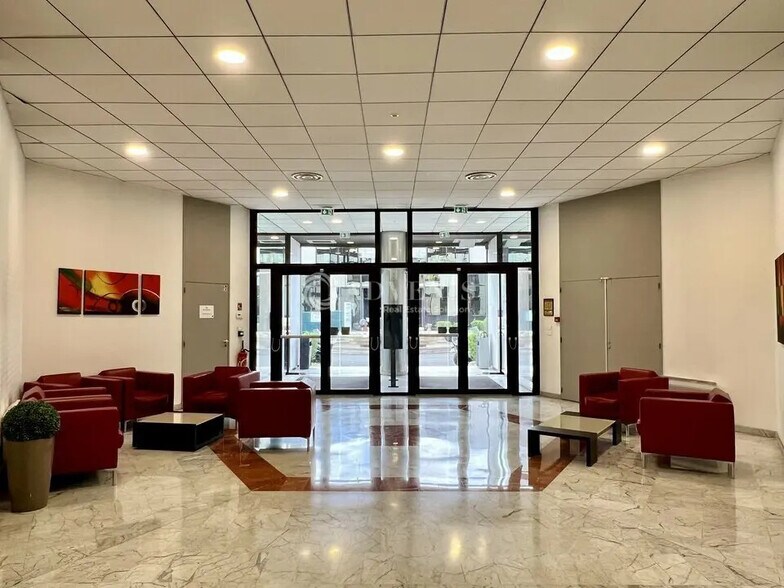 Bureau dans Argenteuil à louer - Photo de l’immeuble – Image 2 sur 12