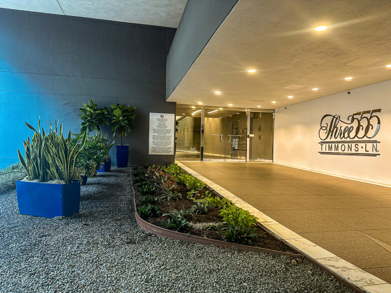 3555 Timmons Ln, Houston, TX à louer - Photo de l’immeuble – Image 2 sur 13