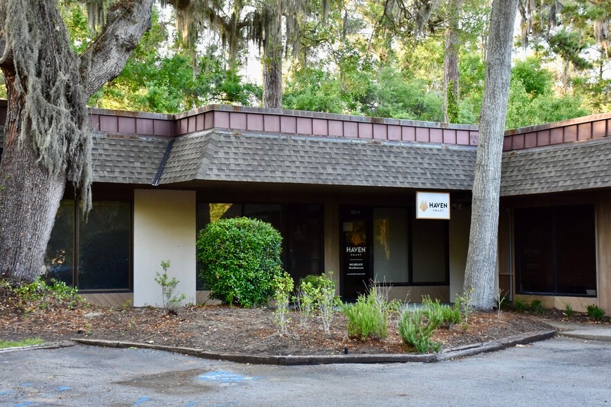 1 Mathews Dr, Hilton Head Island, SC à vendre - Photo de l’immeuble – Image 2 sur 3