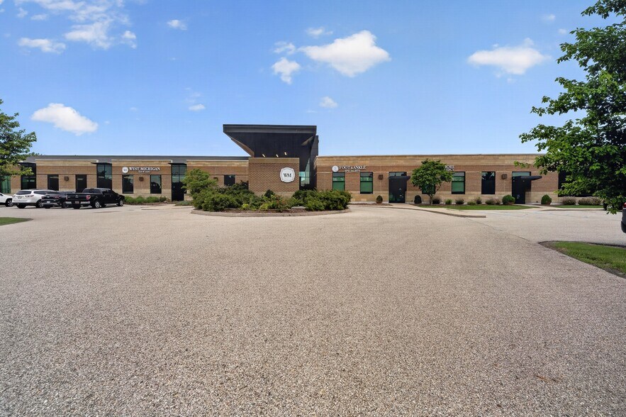 1450 Farr Rd, Norton Shores, MI à louer - Photo de l’immeuble – Image 2 sur 19