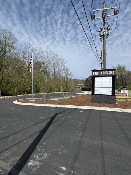8 Weaverville Rd, Woodfin, NC à louer - Photo de l’immeuble – Image 3 sur 6