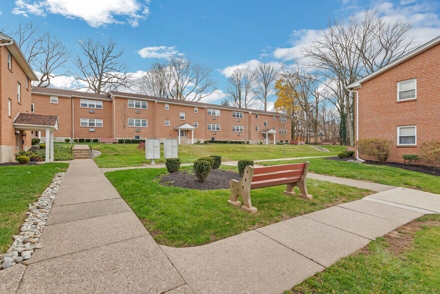 200 Spruce St, Doylestown, PA à vendre - Photo principale – Image 1 sur 36
