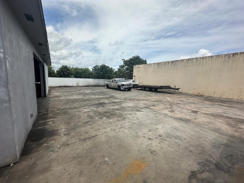 1031 E 52nd St, Hialeah, FL à louer - Photo de l’immeuble – Image 1 sur 4