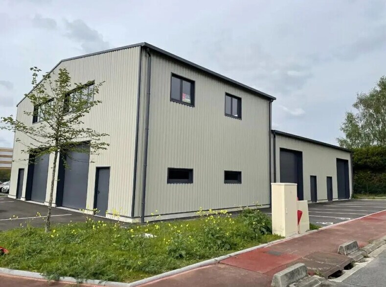 Local d’activités dans Fleurines à louer - Photo de l’immeuble – Image 2 sur 3