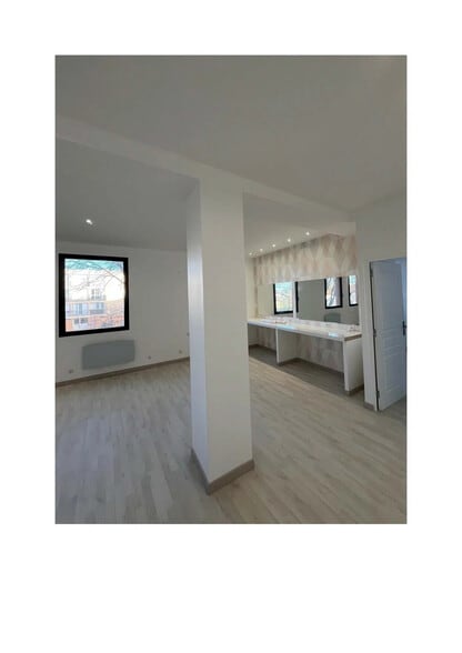 Bureau dans Plaisir à vendre - Photo de l’immeuble – Image 1 sur 7