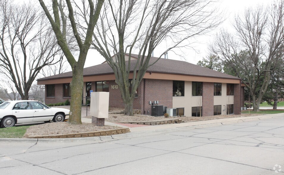 1610 S 70th St, Lincoln, NE à louer - Photo de l’immeuble – Image 2 sur 2