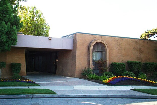 600 W Shaw Ave, Fresno, CA à louer Photo de l’immeuble– Image 1 sur 10