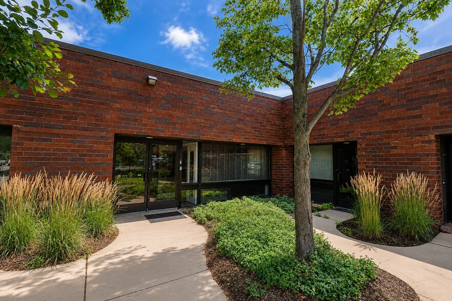 935 N Plum Grove Rd, Schaumburg, IL à vendre - Photo de l’immeuble – Image 2 sur 53