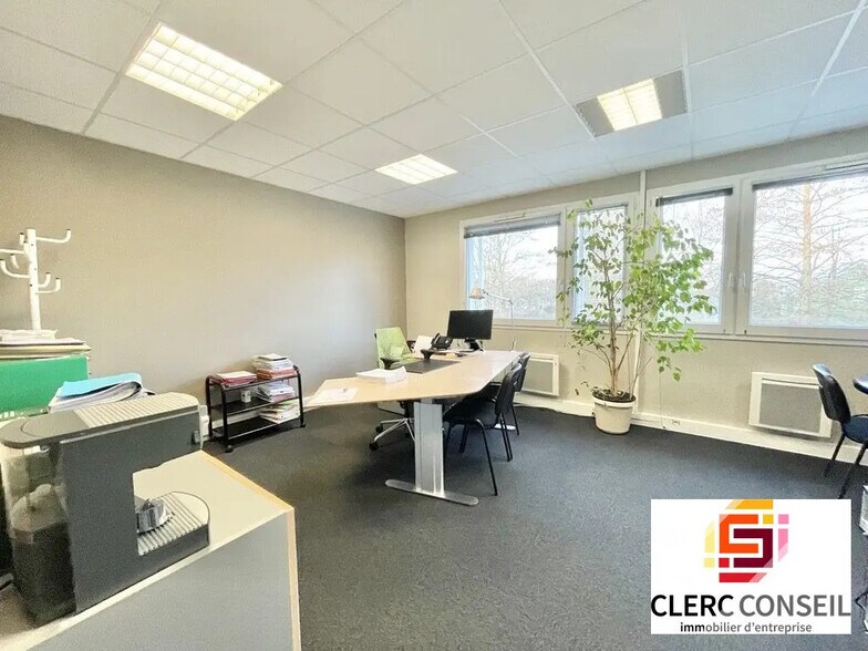 Bureau dans Mont-Saint-Aignan à louer - Photo de l’immeuble – Image 1 sur 11