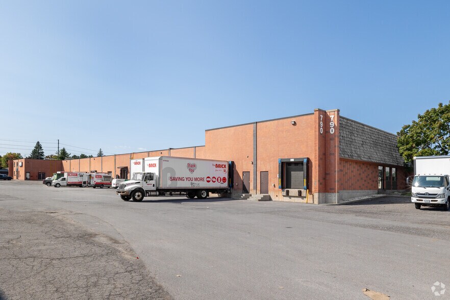 770-790 Industrial Ave, Ottawa, ON à louer - Photo de l’immeuble – Image 2 sur 6