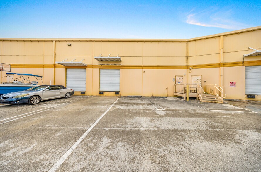 12601 NW 115th Ave, Medley, FL à louer - Photo de l’immeuble – Image 2 sur 2