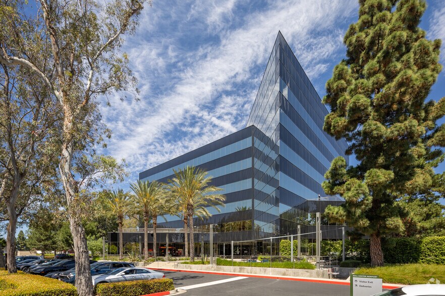 4590 MacArthur Blvd, Newport Beach, CA à louer - Photo de l’immeuble – Image 2 sur 8