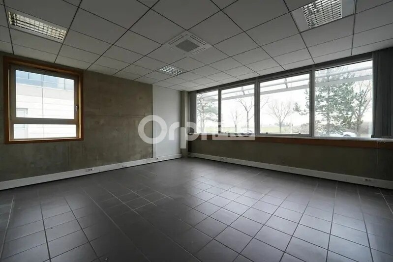 12 Rue Edison, Bron à louer - Photo de l’immeuble – Image 1 sur 19