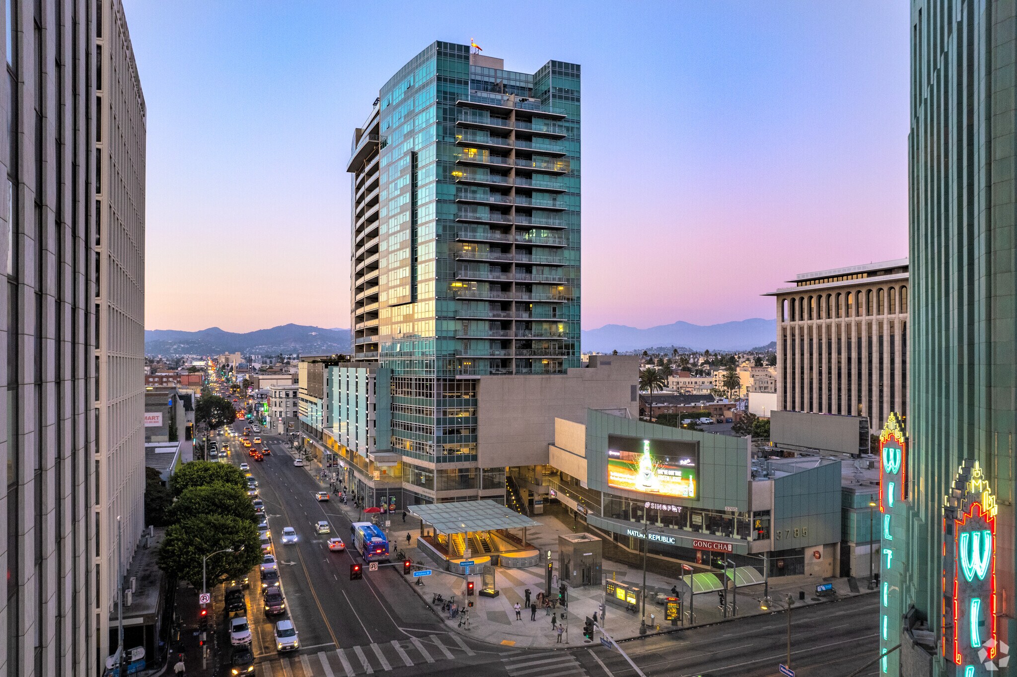 3785 Wilshire Blvd, Los Angeles, CA à louer Photo de l’immeuble– Image 1 sur 8