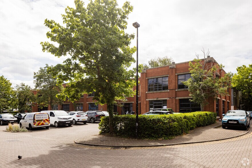 Fleming Way, Isleworth à louer - Photo principale – Image 1 sur 8