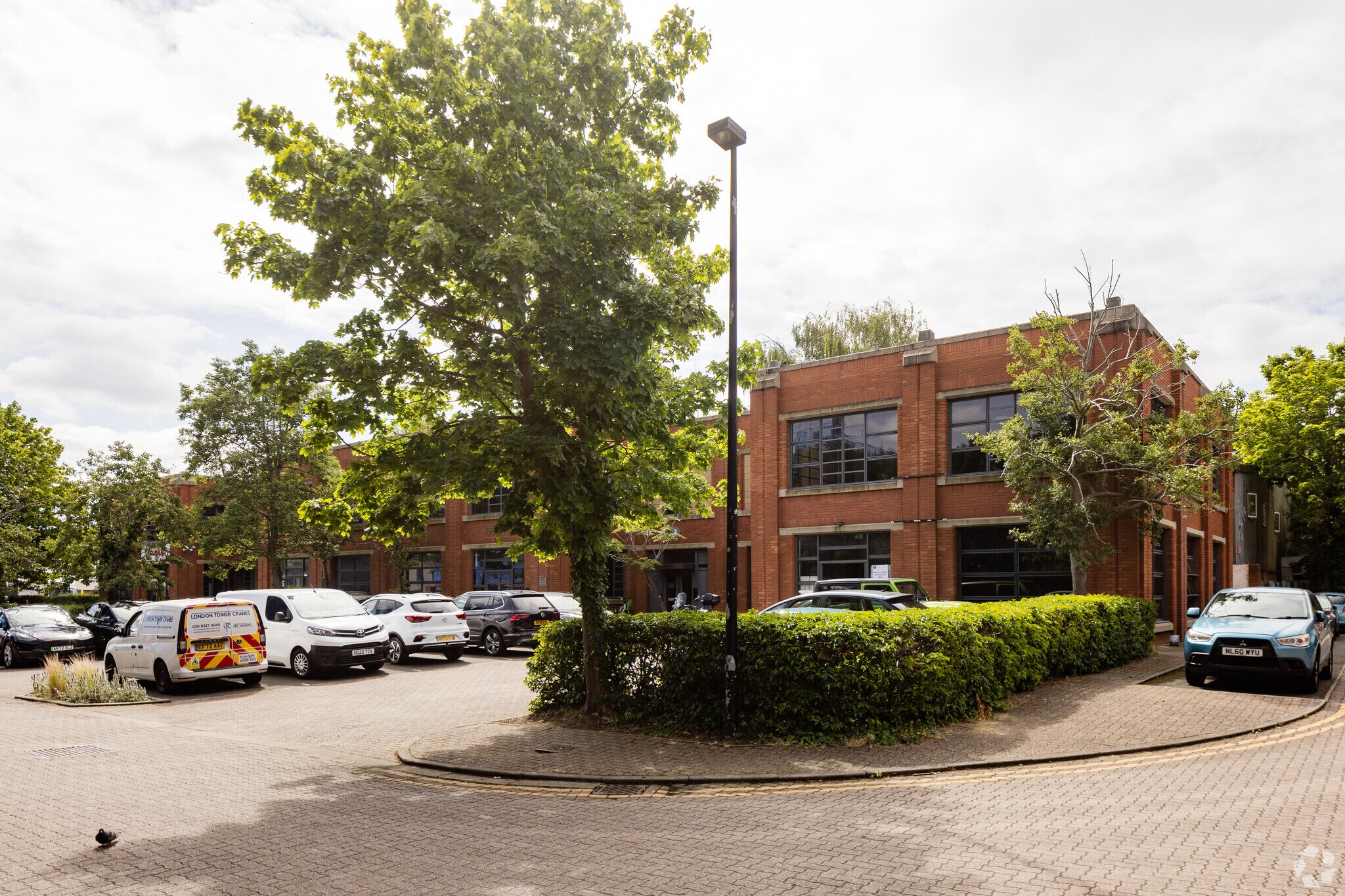 Fleming Way, Isleworth à louer Photo principale– Image 1 sur 9